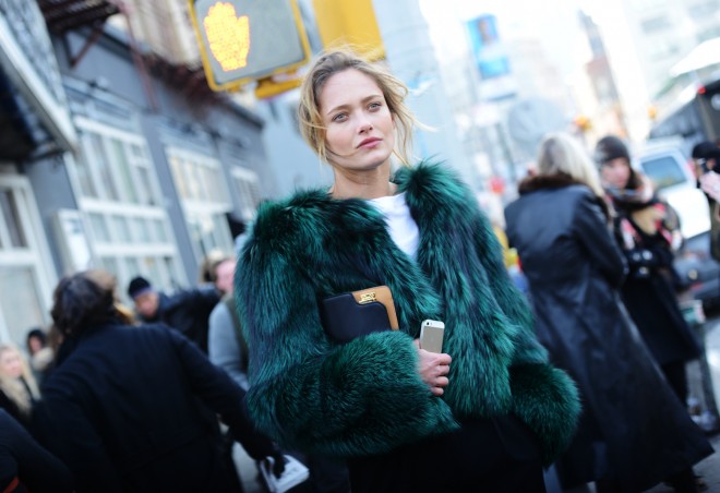 street-style-colorful-fur-jackets-05