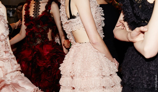 fwah2015_en_backstage_du_d__fil___alexander_mcqueen_automne_hiver_2015_2016_3353.jpeg_north_990x_white