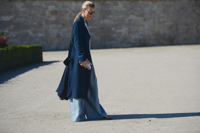 thestreetmuse_womenswear_fashion_streetstyle_photography_by_melaniegalea_in_paris_jardin-des-tuileries_with_muse_dasha-gold_in_pared-eyewear_sunglasses_sarahs_bag_bianca-spender_pajama_trousers_pants_trench-20160411240810